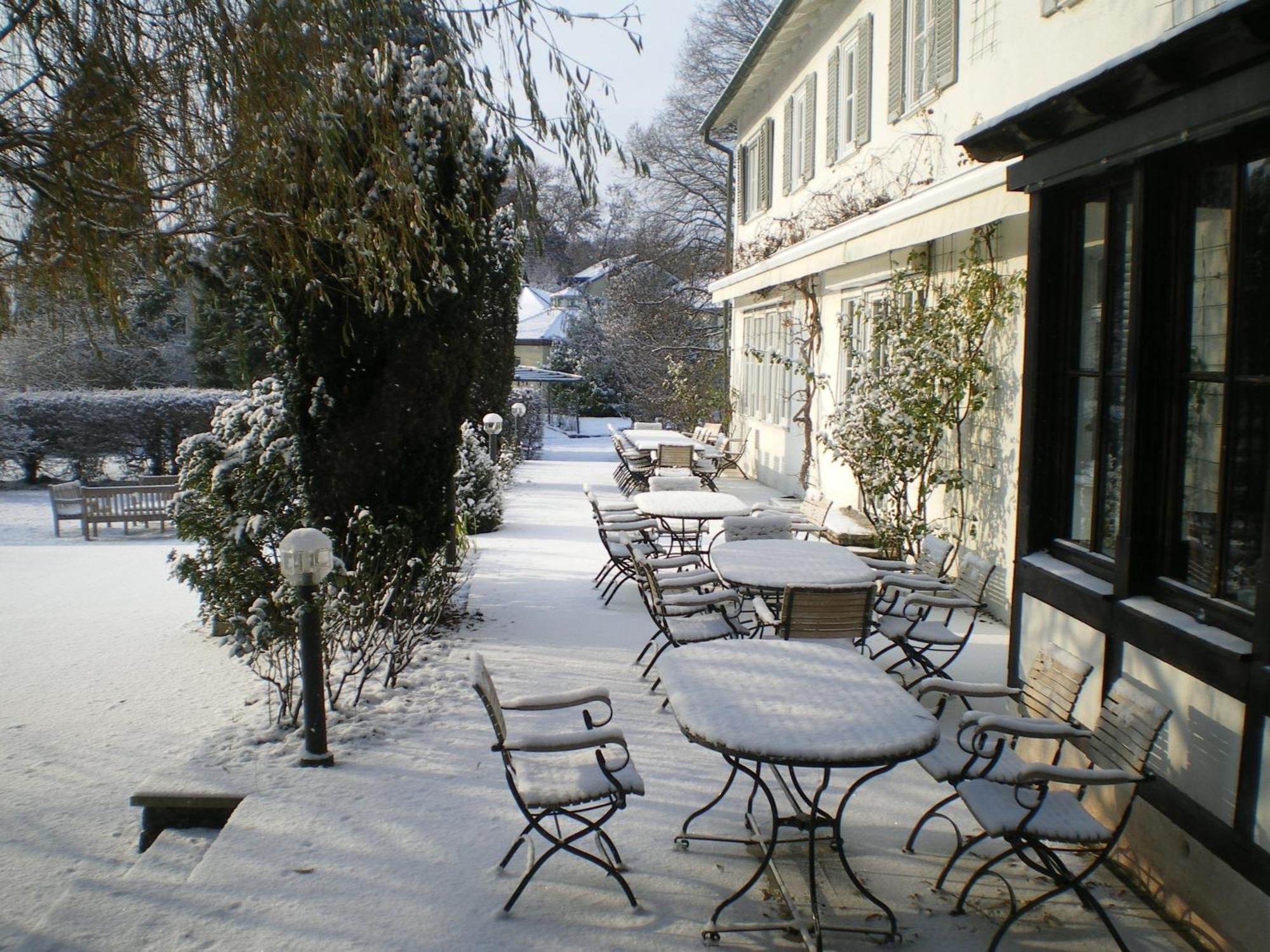 Hotel Landgut Burg Gmbh ไวน์ชตัดท์ ภายนอก รูปภาพ
