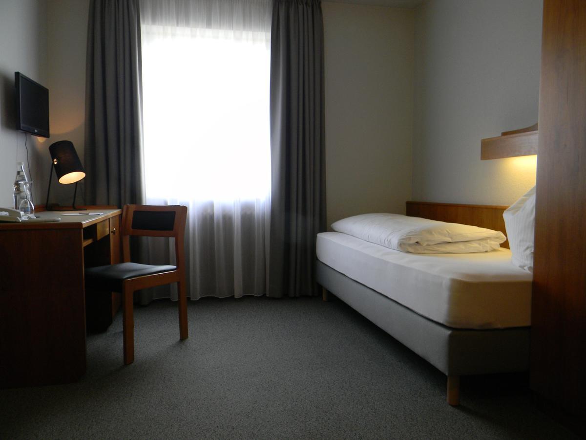 Hotel Landgut Burg Gmbh ไวน์ชตัดท์ ภายนอก รูปภาพ